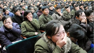 Rakyat Korea Utara menangisi pemimpin negaranya yang sudah wafat di tengah derasnya salju akhir tahun